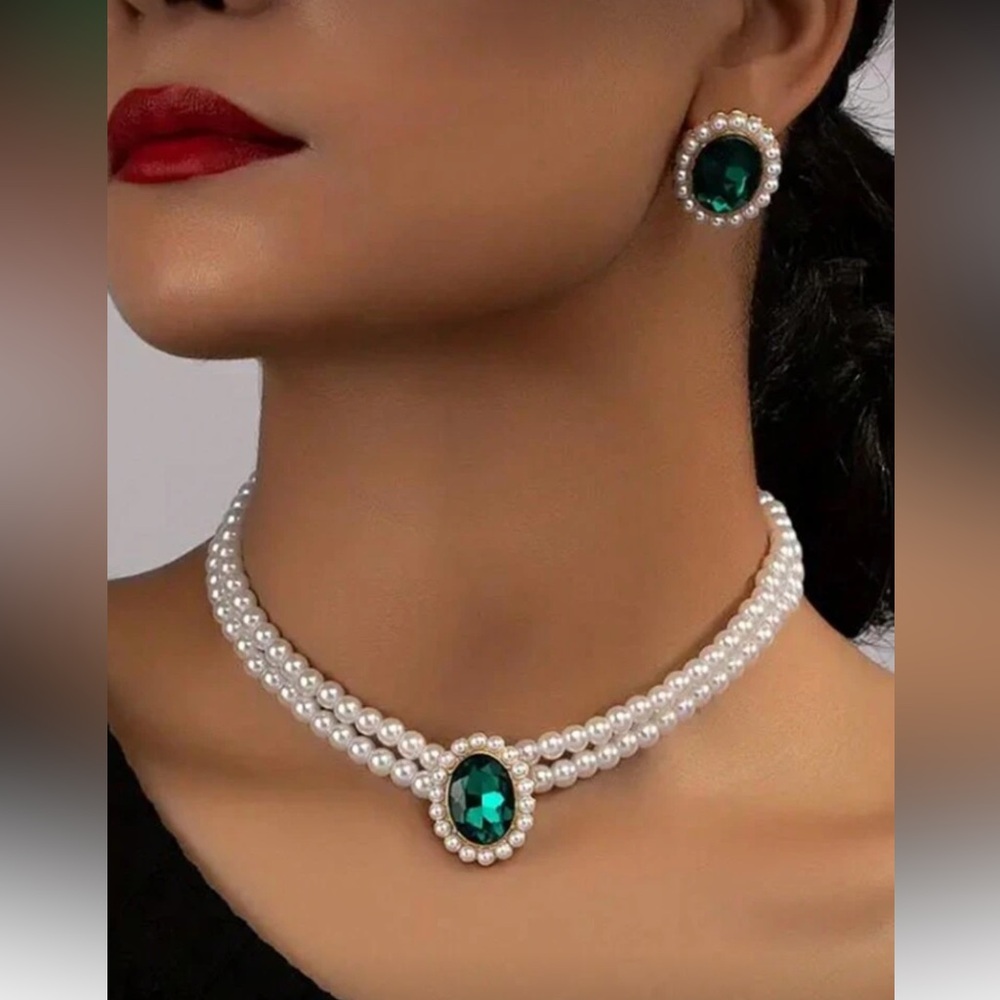 Elegant Pearl and Green Gemstone Necklace